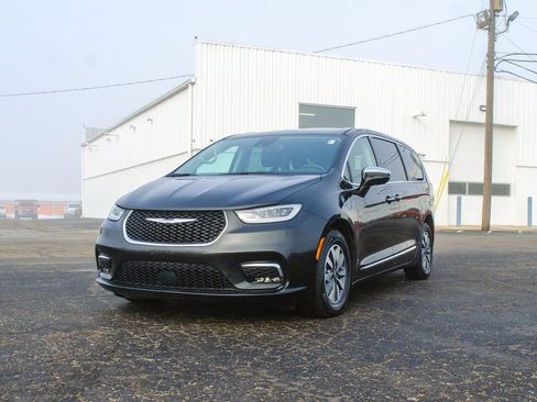 Used 2023 Chrysler Pacifica Limited FWD image 9