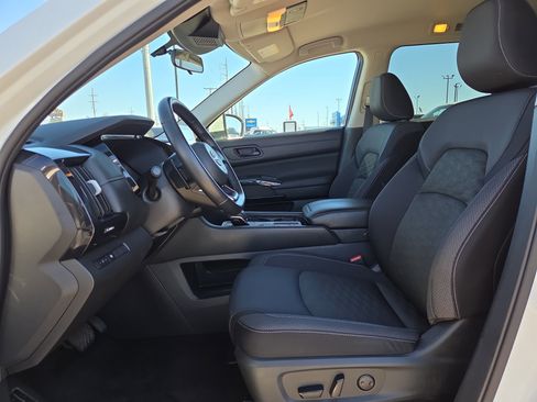 Used 2024 Nissan Pathfinder SV image 10