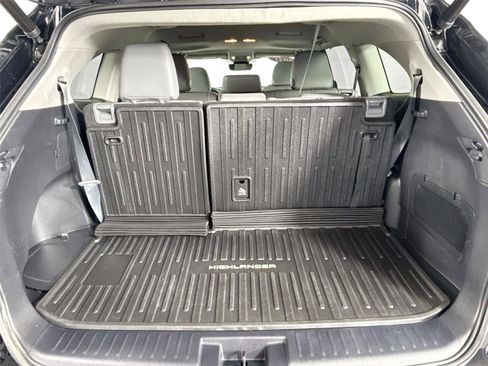Used 2021 Toyota Highlander XLE AWD/4WD image 41
