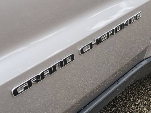 Used 2021 Jeep Grand Cherokee Laredo RWD image 12