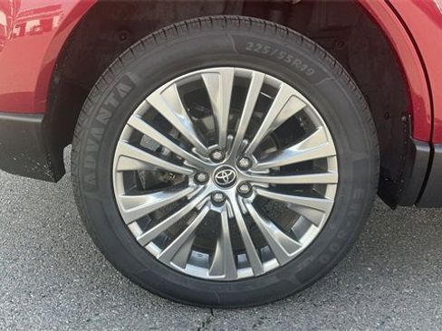 Used 2022 Toyota Venza XLE image 19