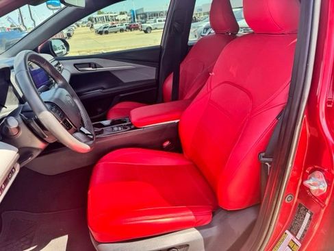 Used 2025 Toyota Camry SE w/ Convenience Package FWD image 21