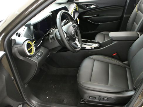 Used 2024 Chevrolet Trax ACTIV w/ Sunroof Package FWD image 27