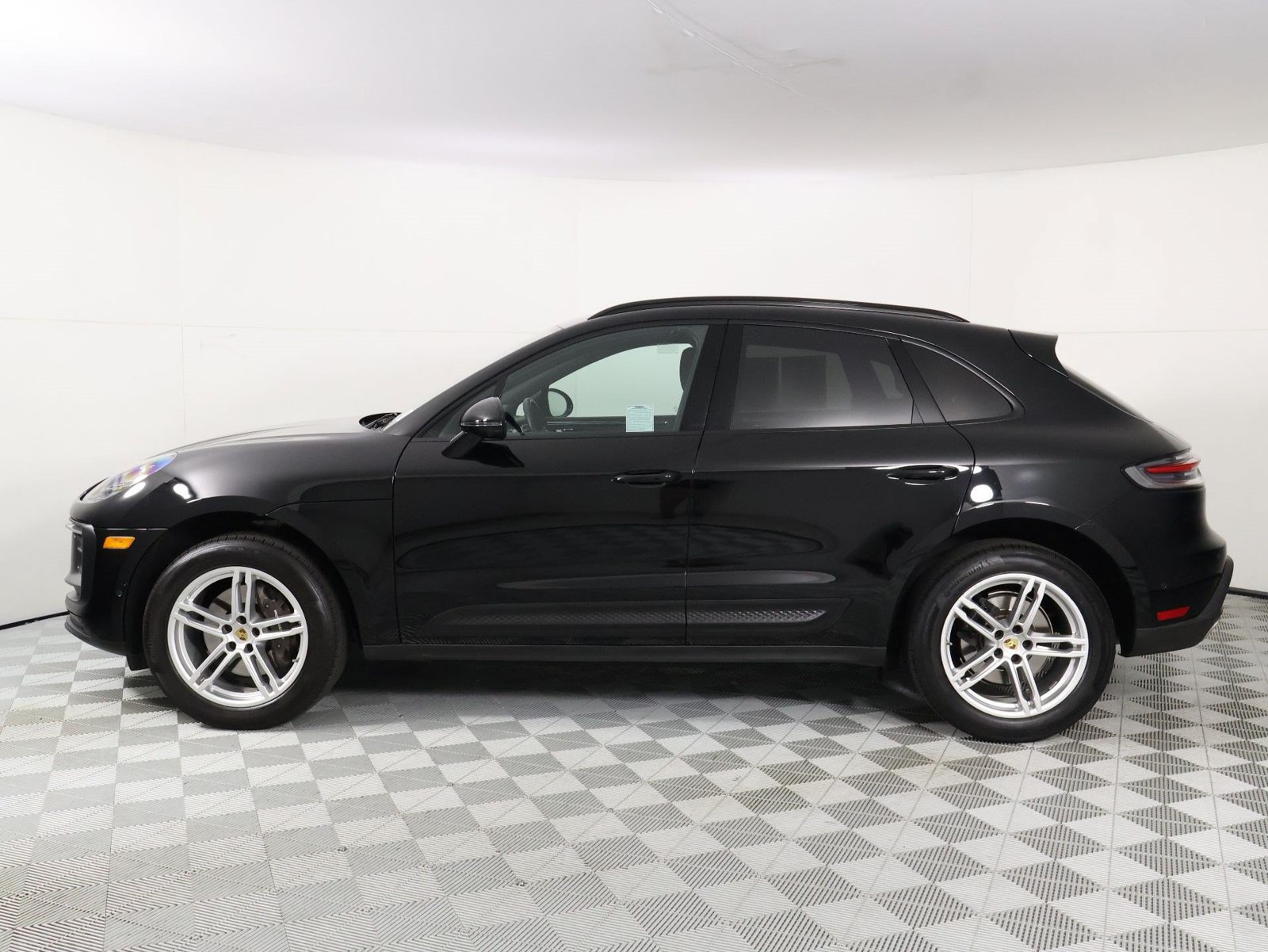Certified 2023 Porsche Macan AWD/4WD image 2