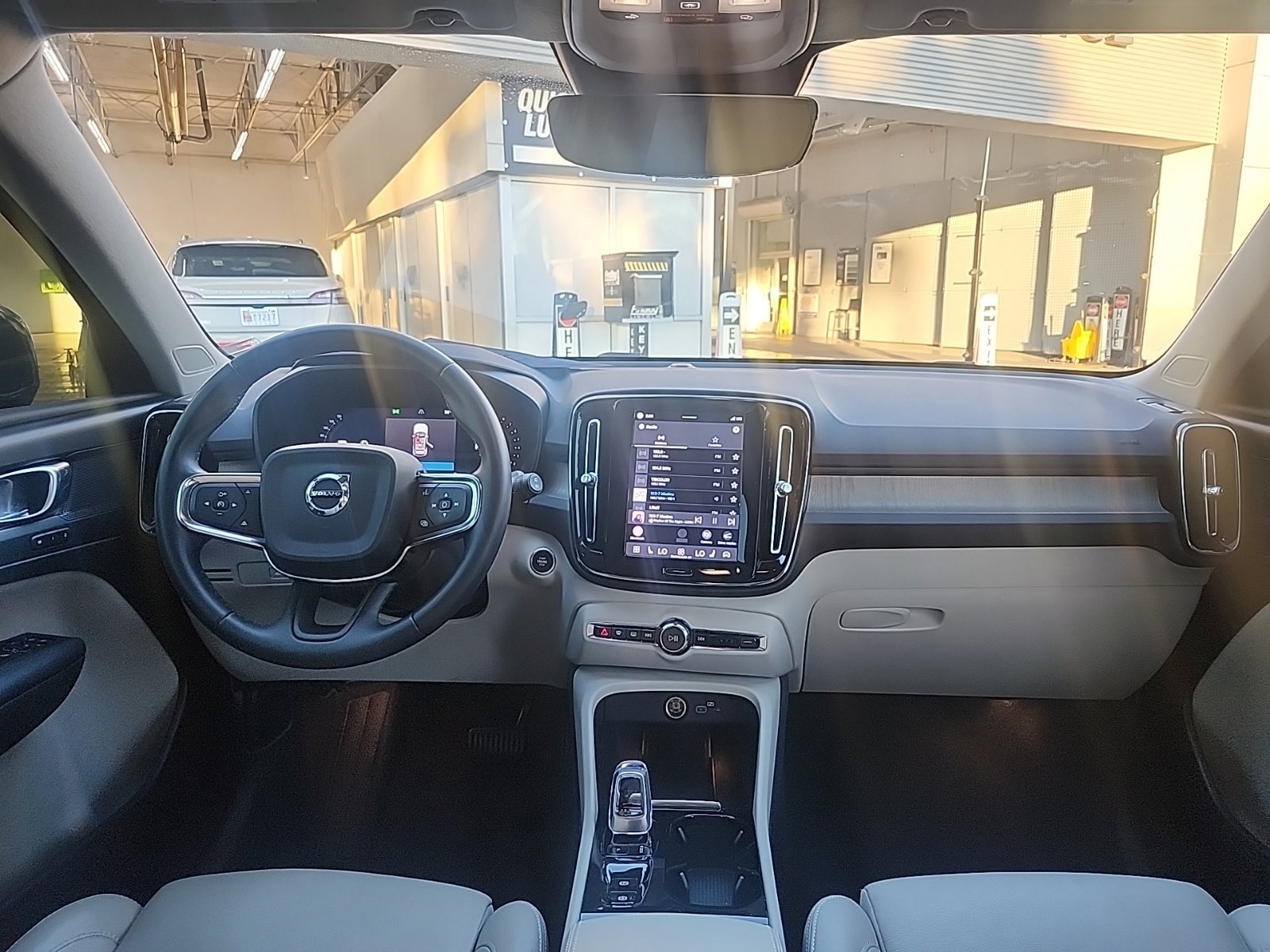 Used 2023 Volvo XC40 B5 Plus AWD/4WD image 28