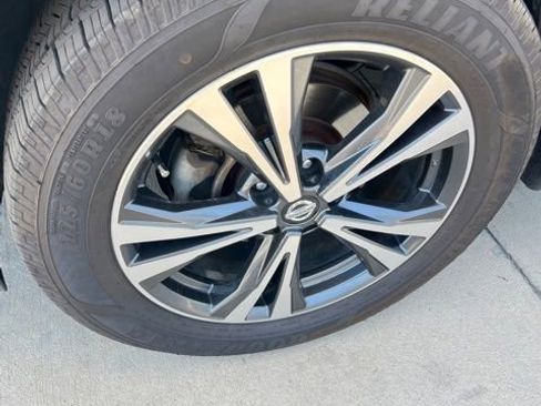 Used 2017 Nissan Rogue SL w/ SL Premium Package image 7