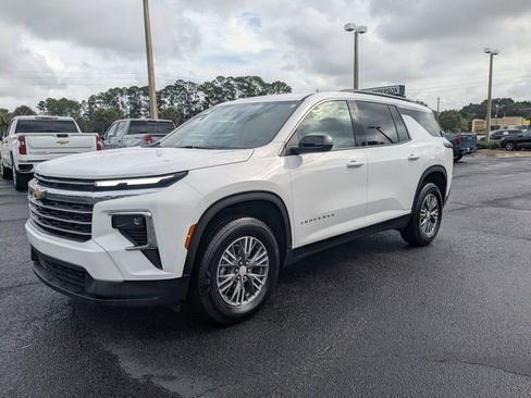 Used 2025 Chevrolet Traverse LT image 7