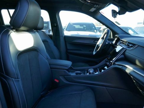 New 2025 Jeep Grand Cherokee L Altitude image 8