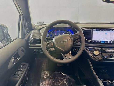 Used 2025 Chrysler Pacifica Limited FWD image 22
