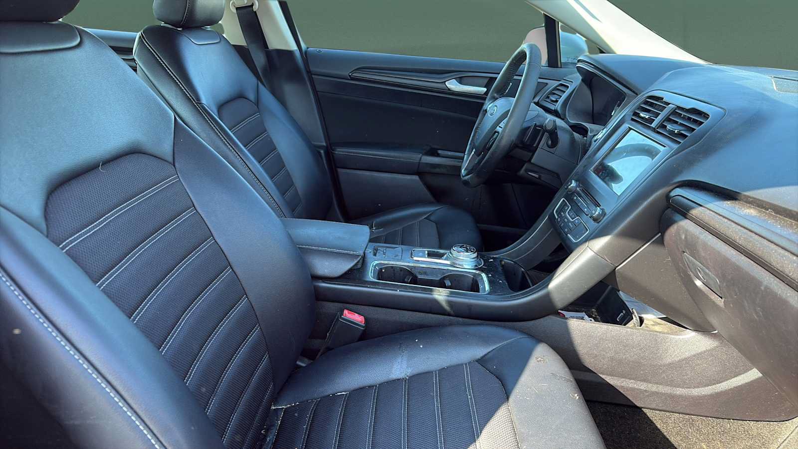 Used 2018 Ford Fusion SE w/ Equipment Group 201A FWD image 4