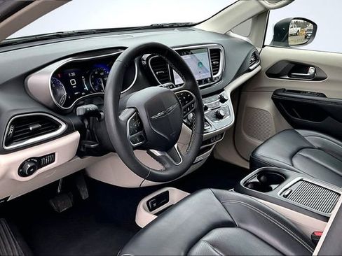 Used 2023 Chrysler Pacifica Touring-L image 16