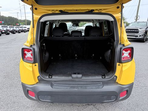 Used 2018 Jeep Renegade Latitude w/ Cold Weather Group FWD image 9
