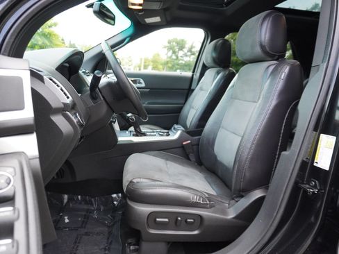 Used 2015 Ford Explorer XLT w/ Equipment Group 202B AWD/4WD image 14