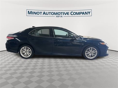 Used 2019 Toyota Camry XLE image 9