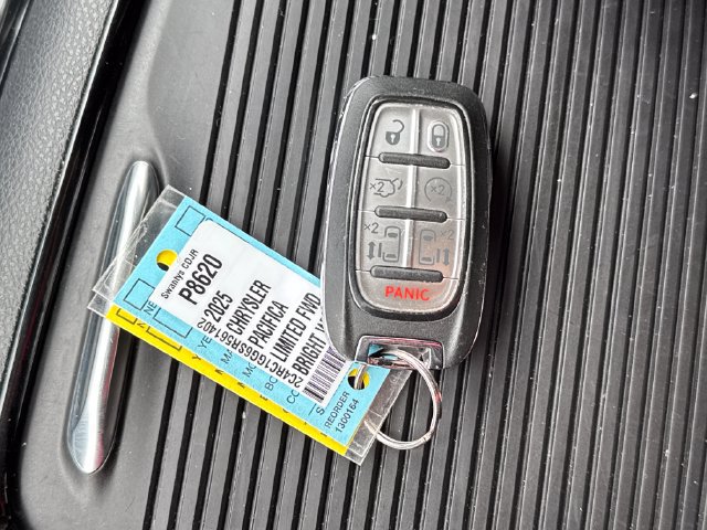 Used 2025 Chrysler Pacifica Limited FWD image 29