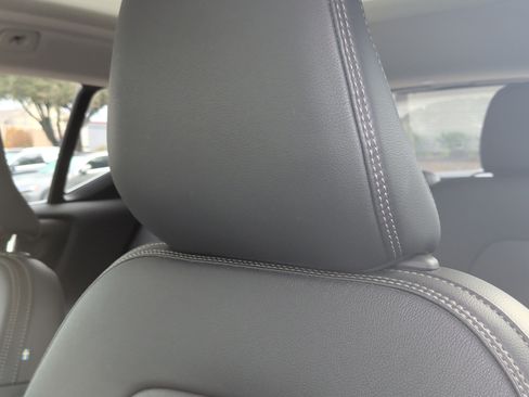 Used 2025 Volvo XC40 B5 Core image 31