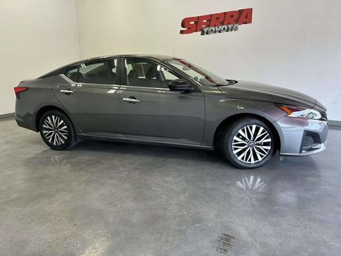 Used 2025 Nissan Altima 2.5 SV FWD image 2