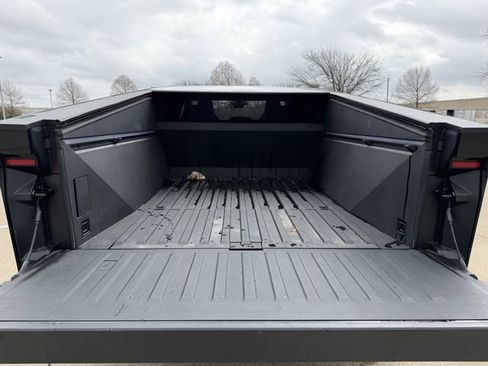 Used 2024 Tesla Cybertruck AWD Crew Cab image 28