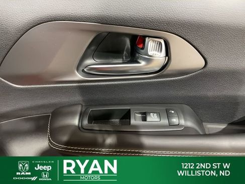 New 2026 Chrysler Pacifica Select AWD/4WD image 42