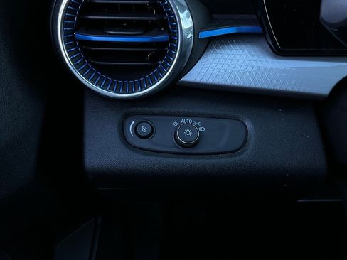 Used 2025 Chevrolet Trax LT image 20