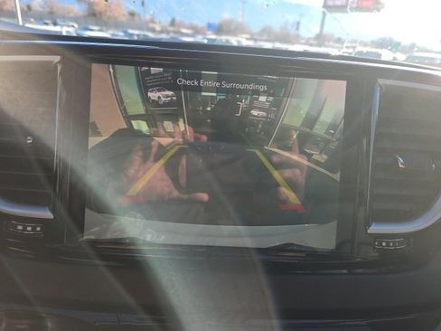 Used 2024 Chrysler Pacifica Touring-L image 14