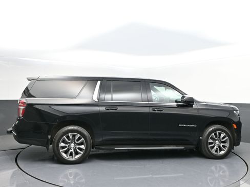 Used 2023 Chevrolet Suburban LT w/ Luxury Package image 8