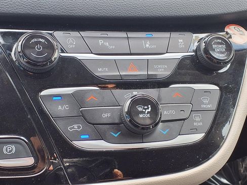 Used 2023 Chrysler Pacifica Touring-L image 6