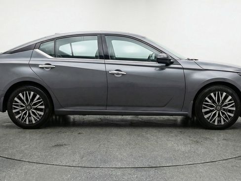 Used 2025 Nissan Altima 2.5 SV image 11