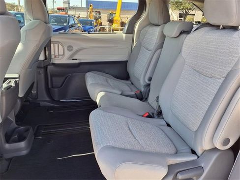Used 2021 Toyota Sienna LE image 8