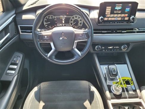 Used 2022 Mitsubishi Outlander SE image 16