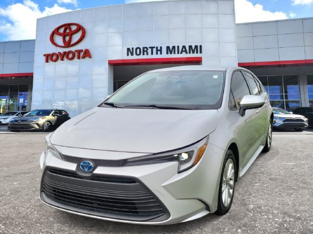 Used 2025 Toyota Corolla LE w/ LE Premium Package FWD image 2