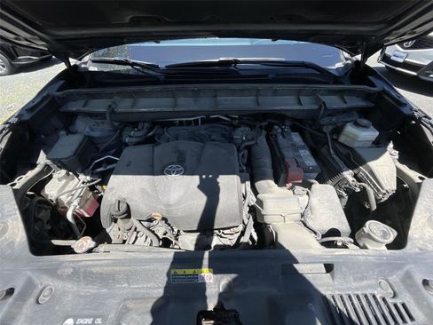 Used 2021 Toyota Highlander XLE AWD/4WD image 11