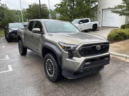 Used 2025 Toyota Tacoma TRD Off-Road AWD/4WD image 2