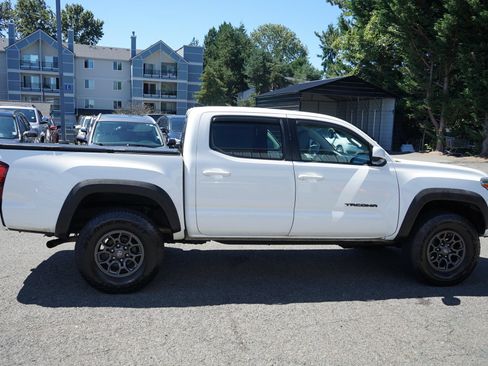 Used 2018 Toyota Tacoma SR5 AWD/4WD image 5