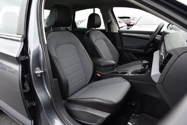 Used 2025 Volkswagen Jetta SE w/ Sunroof Package FWD image 21