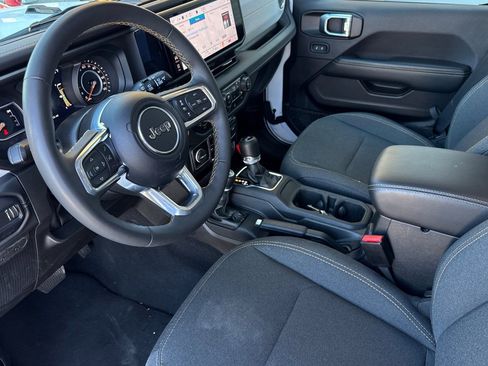 Used 2025 Jeep Wrangler Unlimited Sahara AWD/4WD image 11