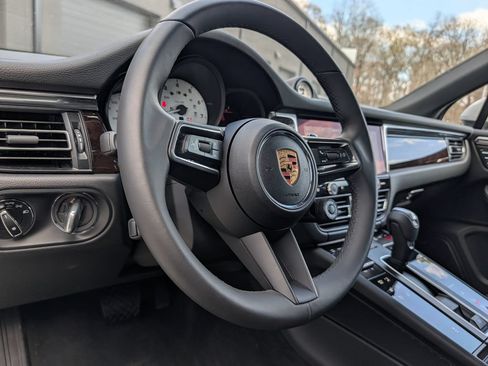 Certified 2025 Porsche Macan AWD/4WD image 14