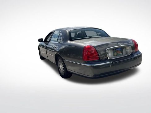 Used 2004 Lincoln Town Car Signature RWD image 6