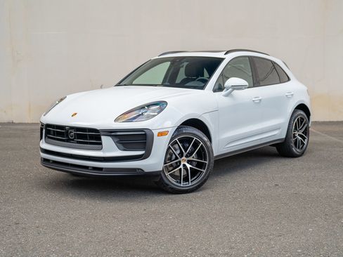 Certified 2025 Porsche Macan image 1