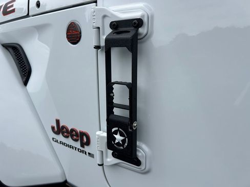 Used 2025 Jeep Gladiator Mojave AWD/4WD image 32