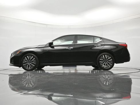 Used 2025 Nissan Altima 2.5 SV FWD image 43