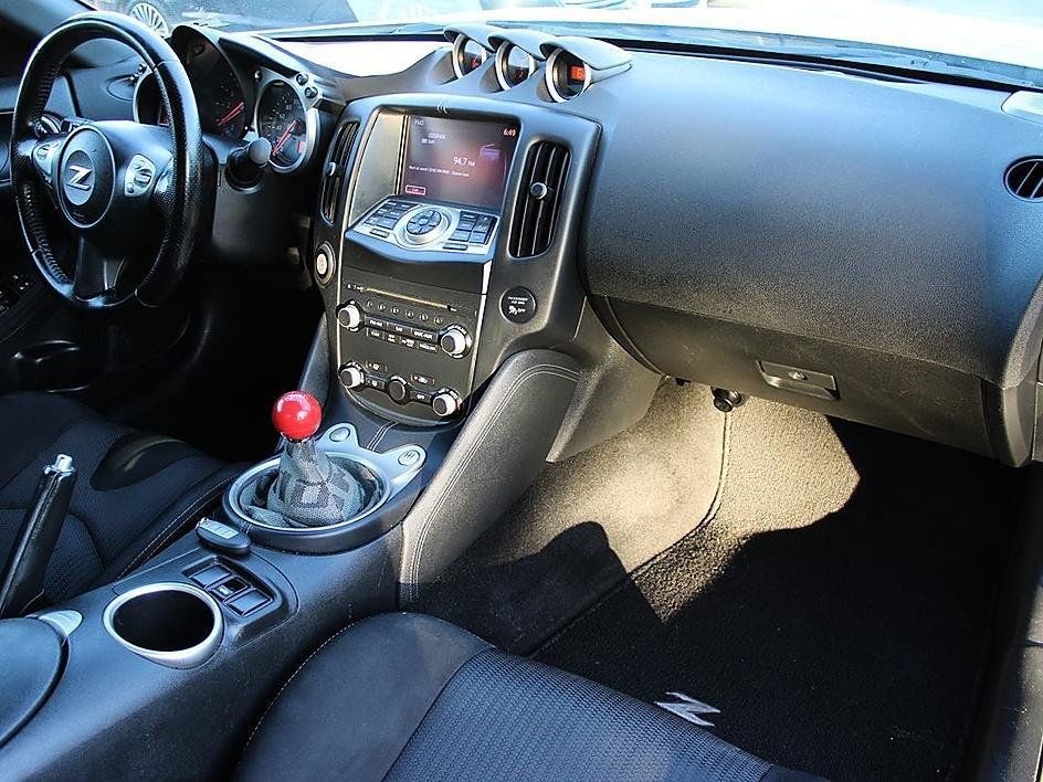 Used 2018 Nissan 370Z Coupe RWD image 17