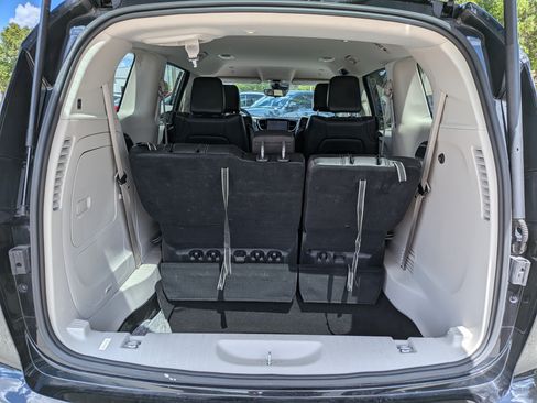Used 2024 Chrysler Pacifica Limited FWD image 13