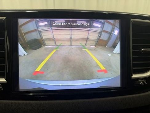 Used 2024 Chrysler Pacifica Touring-L FWD image 19