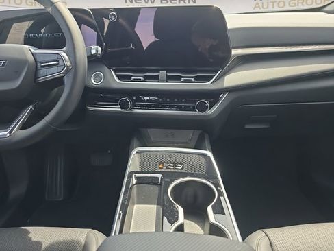 Used 2025 Chevrolet Equinox LT w/ Convenience Package II image 11