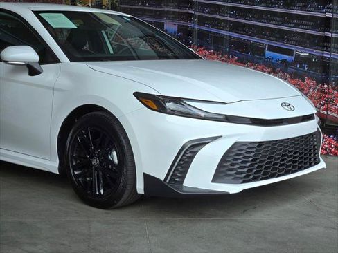 Used 2026 Toyota Camry SE FWD image 2