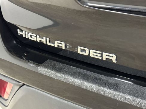 Used 2024 Toyota Highlander LE FWD image 25