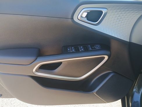 Used 2023 Kia Soul LX w/ LX Technology Package image 10