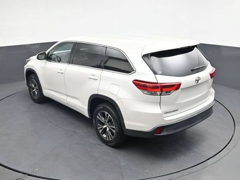 Used 2018 Toyota Highlander LE FWD image 26