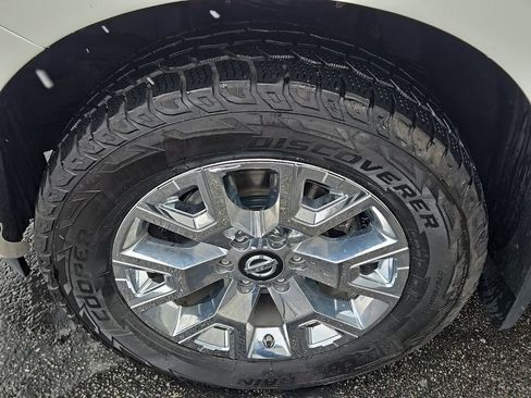 Used 2021 Nissan Titan SV w/ SV Convenience Package image 12